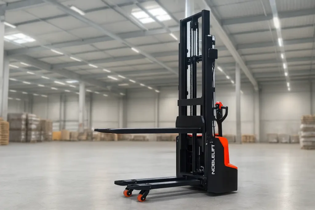 Elektryczny wózek paletowy wysokiego składowania w hali magazynowej